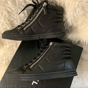 [SOLD]Chanel black CC zip sneakers with pearl sz 36.5
